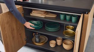 Einbauküche WERT KÜCHE® aus Holz in Holzfarben WERT KÜCHE® Mattea mit SIEMENS Einbaugeräten cognacbraune Eiche & Onyxschwarz - zweiteilig