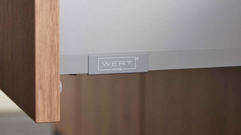 Einbauküche WERT KÜCHE® aus Holz in Holzfarben WERT KÜCHE® Mattea mit SIEMENS Einbaugeräten cognacbraune Eiche & Onyxschwarz - zweiteilig