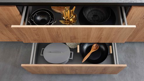 Einbauküche WERT KÜCHE® aus Holz in Holzfarben WERT KÜCHE® Mattea mit SIEMENS Einbaugeräten cognacbraune Eiche & Onyxschwarz - zweiteilig