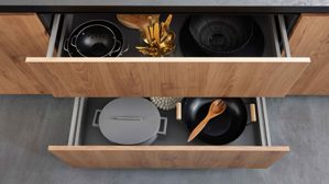 Einbauküche WERT KÜCHE® aus Holz in Holzfarben WERT KÜCHE® Mattea mit SIEMENS Einbaugeräten cognacbraune Eiche & Onyxschwarz - zweiteilig