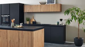 Einbauküche WERT KÜCHE® aus Holz in Holzfarben WERT KÜCHE® Mattea mit SIEMENS Einbaugeräten cognacbraune Eiche & Onyxschwarz - zweiteilig