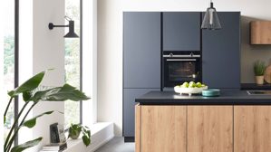 Einbauküche WERT KÜCHE® aus Holz in Holzfarben WERT KÜCHE® Mattea mit SIEMENS Einbaugeräten cognacbraune Eiche & Onyxschwarz - zweiteilig