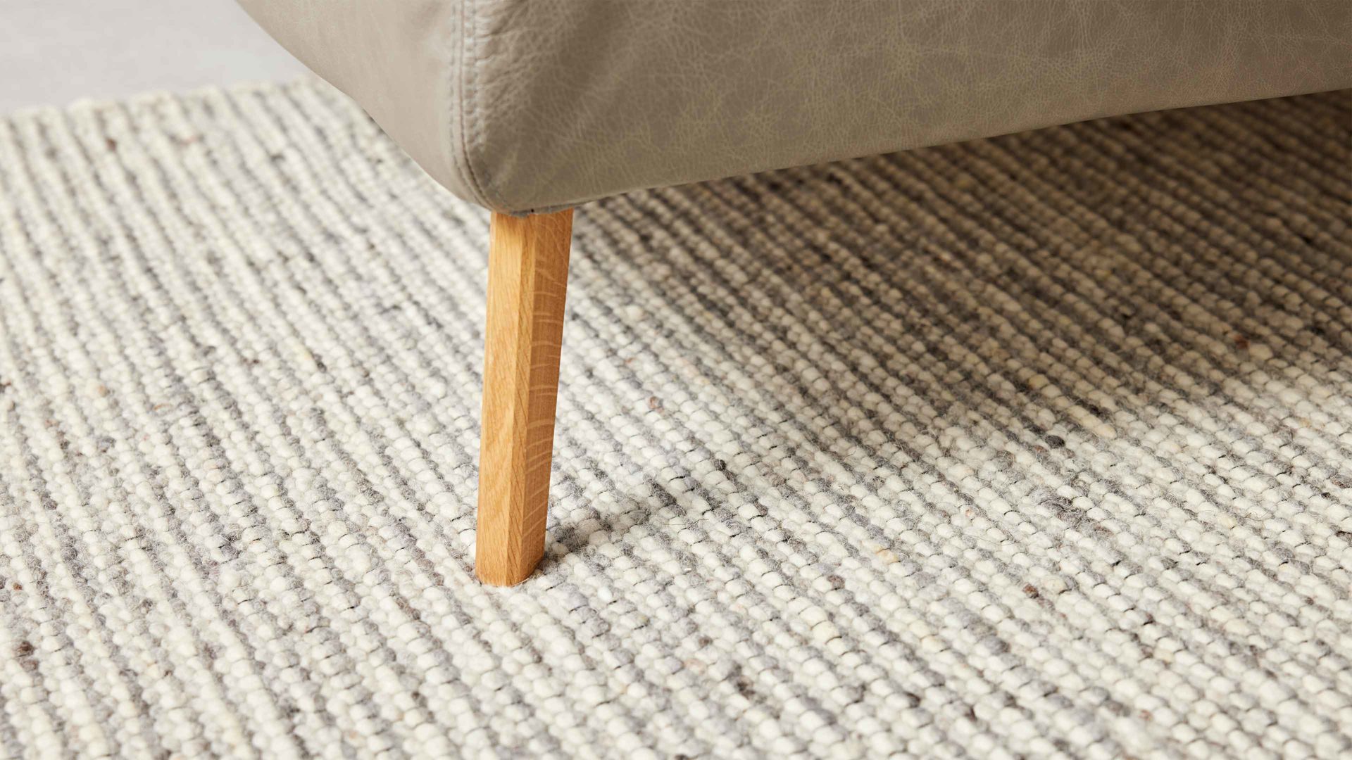 Bettgestell Interliving aus Stoff in Grau Interliving Polsterbett Serie 1417 - Polsterbettgestell fangofarbenes Leder Vicenzia & Eichenholzfüße 286 - Liegefläche ca. 180 x 200 cm