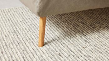 Bettgestell Interliving aus Stoff in Grau Interliving Polsterbett Serie 1417 - Polsterbettgestell fangofarbenes Leder Vicenzia & Eichenholzfüße 286 - Liegefläche ca. 180 x 200 cm