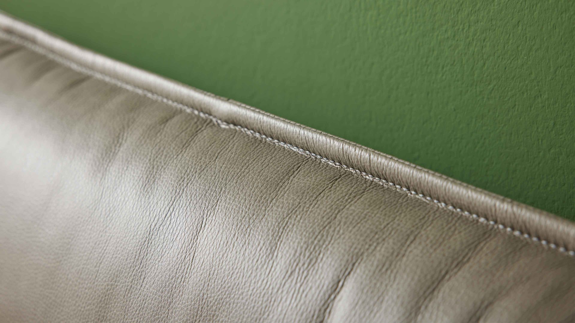 Bettgestell Interliving aus Stoff in Grau Interliving Polsterbett Serie 1417 - Polsterbettgestell fangofarbenes Leder Vicenzia & Eichenholzfüße 286 - Liegefläche ca. 180 x 200 cm