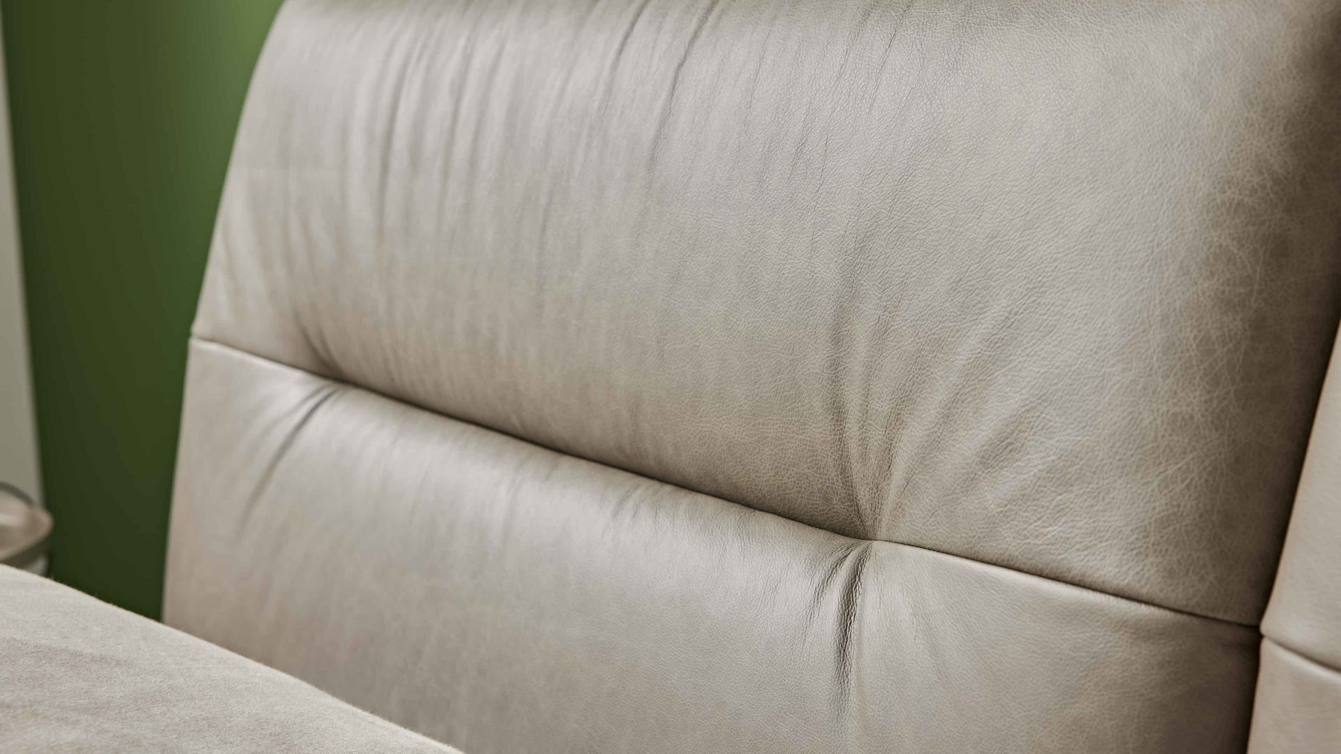 Bettgestell Interliving aus Stoff in Grau Interliving Polsterbett Serie 1417 - Polsterbettgestell fangofarbenes Leder Vicenzia & Eichenholzfüße 286 - Liegefläche ca. 180 x 200 cm