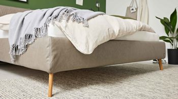 Bettgestell Interliving aus Stoff in Grau Interliving Polsterbett Serie 1417 - Polsterbettgestell fangofarbenes Leder Vicenzia & Eichenholzfüße 286 - Liegefläche ca. 180 x 200 cm