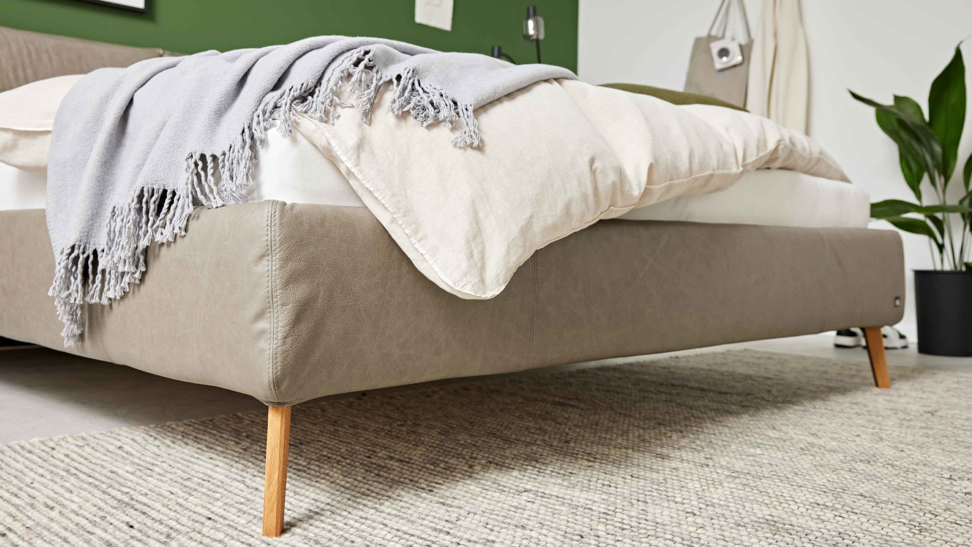 Bettgestell Interliving aus Stoff in Grau Interliving Polsterbett Serie 1417 - Polsterbettgestell fangofarbenes Leder Vicenzia & Eichenholzfüße 286 - Liegefläche ca. 180 x 200 cm