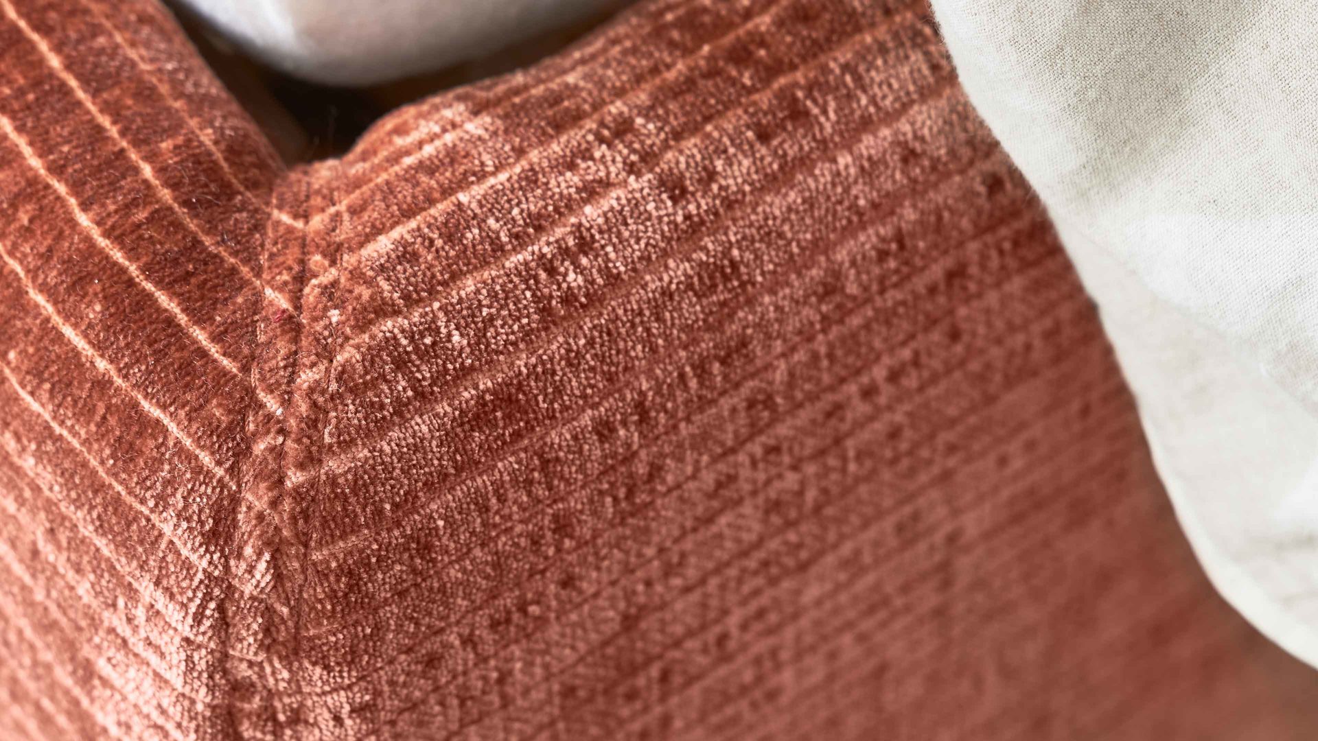 Bettgestell Interliving aus Stoff in Orange Interliving Polsterbett Serie 1417 - Polsterbettgestell rostfarbener Bezug Monty & schwarze Metallfüße 363 - Liegefläche ca. 180 x 200 cm