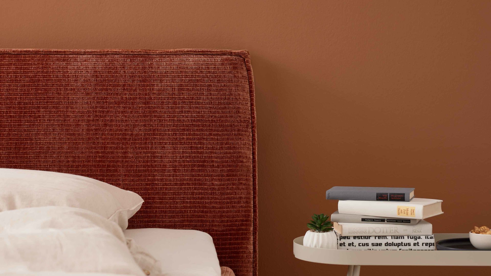 Bettgestell Interliving aus Stoff in Orange Interliving Polsterbett Serie 1417 - Polsterbettgestell rostfarbener Bezug Monty & schwarze Metallfüße 363 - Liegefläche ca. 180 x 200 cm