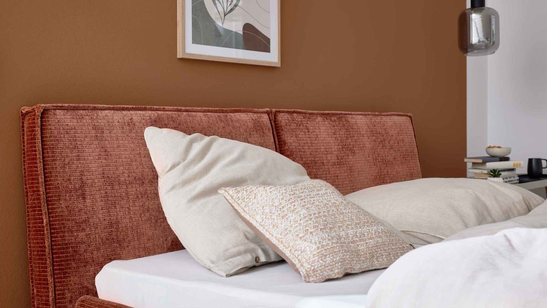 Bettgestell Interliving aus Stoff in Orange Interliving Polsterbett Serie 1417 - Polsterbettgestell rostfarbener Bezug Monty & schwarze Metallfüße 363 - Liegefläche ca. 180 x 200 cm