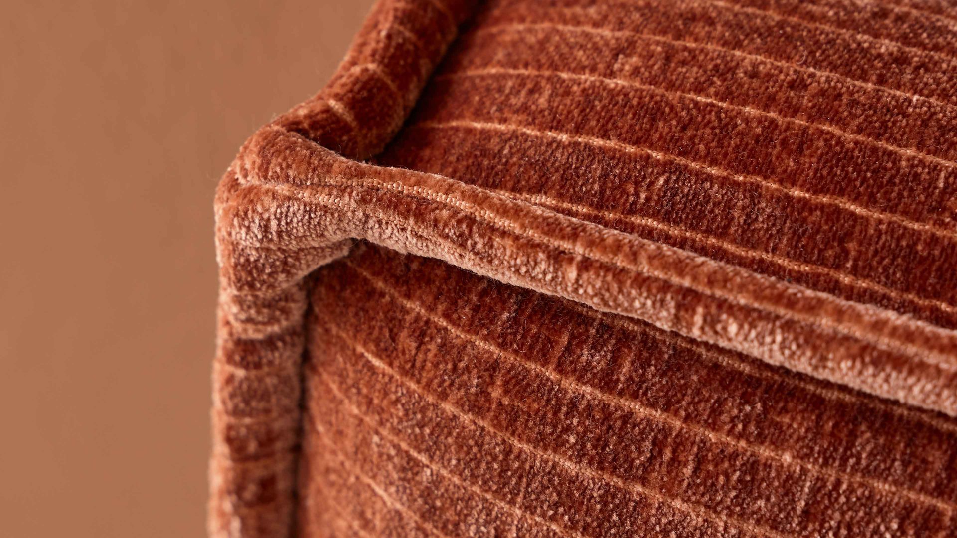 Bettgestell Interliving aus Stoff in Orange Interliving Polsterbett Serie 1417 - Polsterbettgestell rostfarbener Bezug Monty & schwarze Metallfüße 363 - Liegefläche ca. 180 x 200 cm