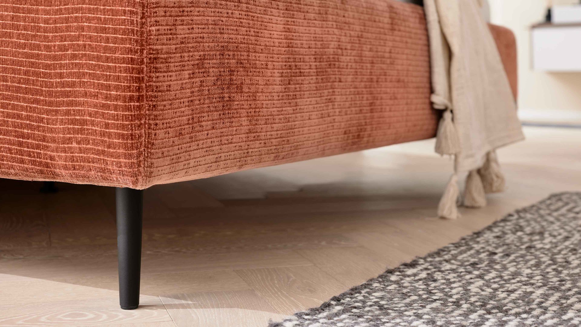 Bettgestell Interliving aus Stoff in Orange Interliving Polsterbett Serie 1417 - Polsterbettgestell rostfarbener Bezug Monty & schwarze Metallfüße 363 - Liegefläche ca. 180 x 200 cm