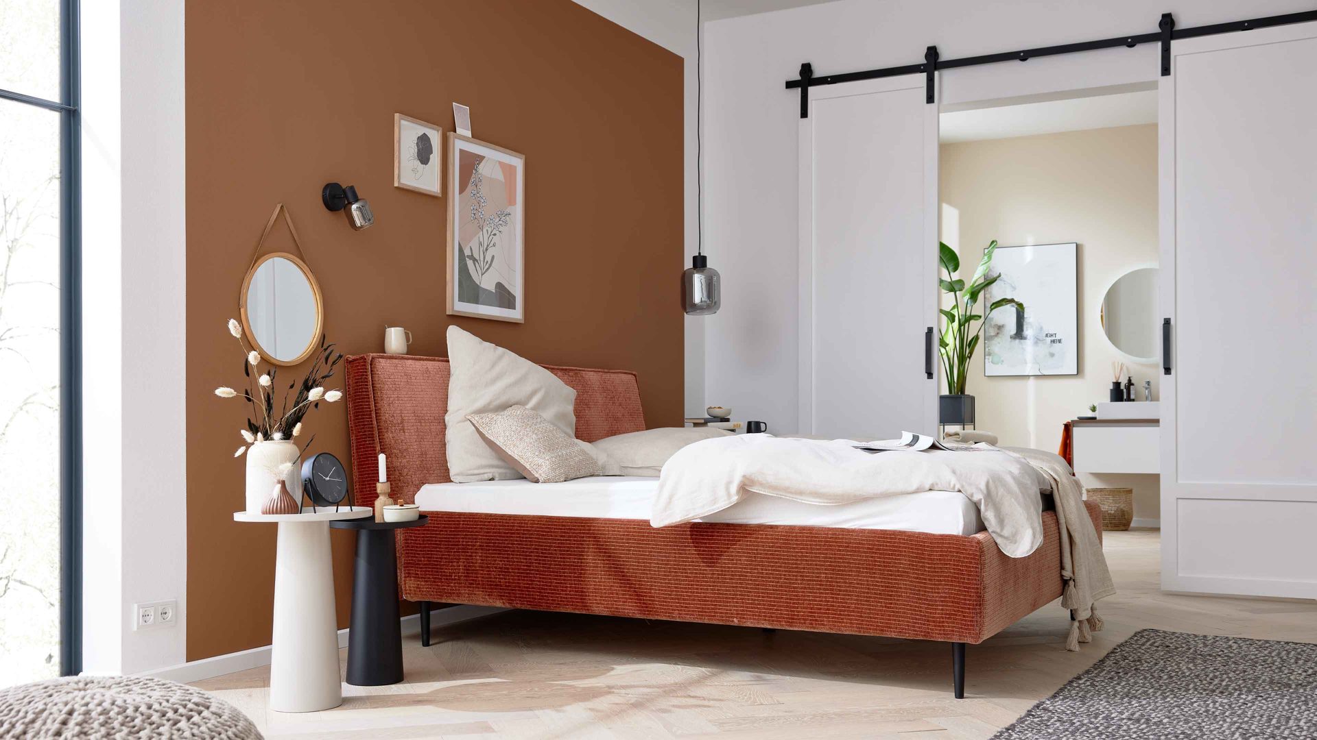 Bettgestell Interliving aus Stoff in Orange Interliving Polsterbett Serie 1417 - Polsterbettgestell rostfarbener Bezug Monty & schwarze Metallfüße 363 - Liegefläche ca. 180 x 200 cm