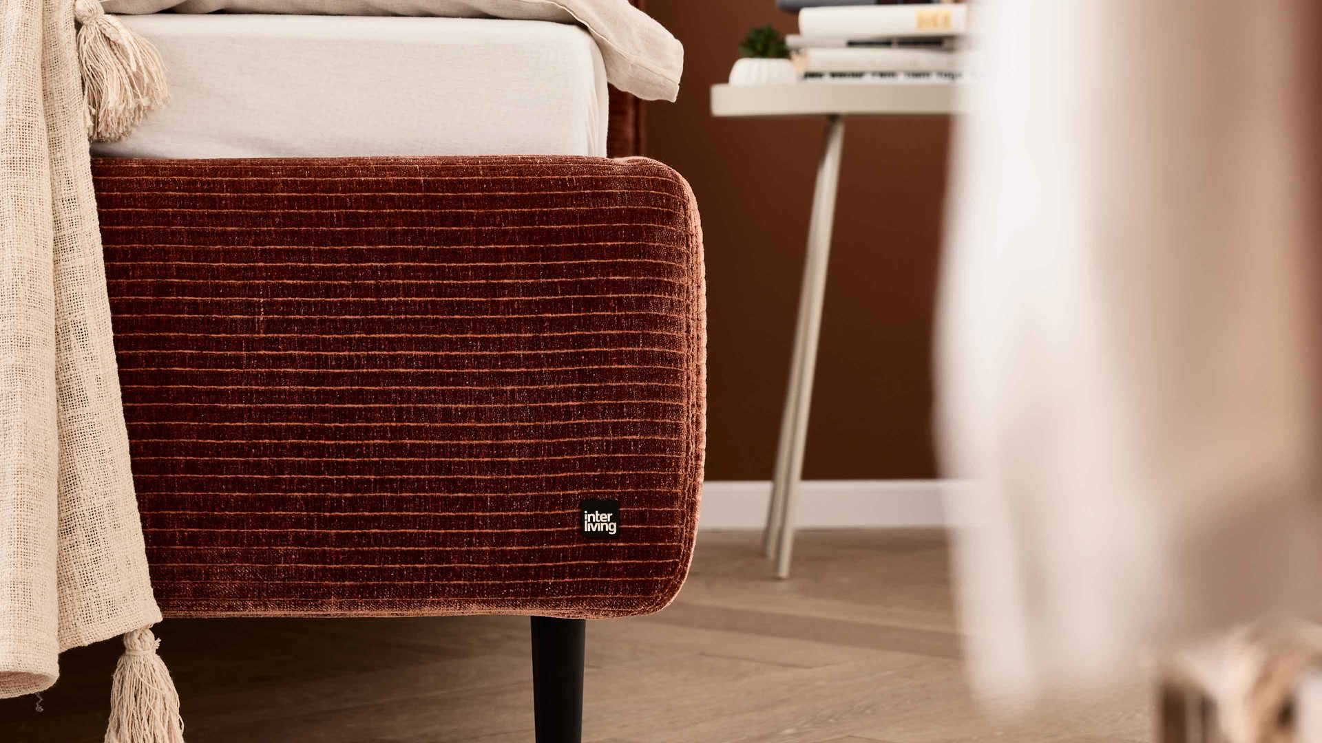 Bettgestell Interliving aus Stoff in Orange Interliving Polsterbett Serie 1417 - Polsterbettgestell rostfarbener Bezug Monty & schwarze Metallfüße 363 - Liegefläche ca. 180 x 200 cm