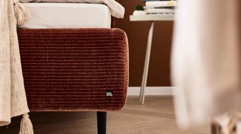 Bettgestell Interliving aus Stoff in Orange Interliving Polsterbett Serie 1417 - Polsterbettgestell rostfarbener Bezug Monty & schwarze Metallfüße 363 - Liegefläche ca. 180 x 200 cm