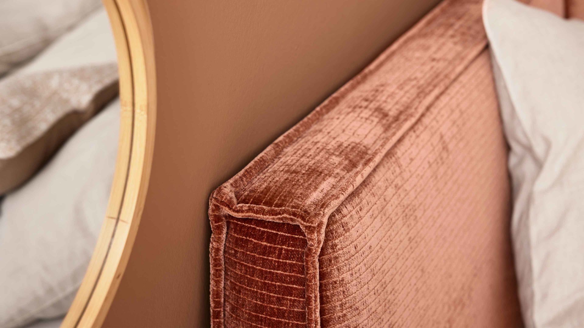 Bettgestell Interliving aus Stoff in Orange Interliving Polsterbett Serie 1417 - Polsterbettgestell rostfarbener Bezug Monty & schwarze Metallfüße 363 - Liegefläche ca. 180 x 200 cm