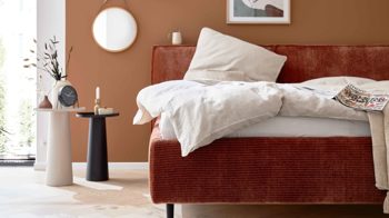 Bettgestell Interliving aus Stoff in Orange Interliving Polsterbett Serie 1417 - Polsterbettgestell rostfarbener Bezug Monty & schwarze Metallfüße 363 - Liegefläche ca. 180 x 200 cm