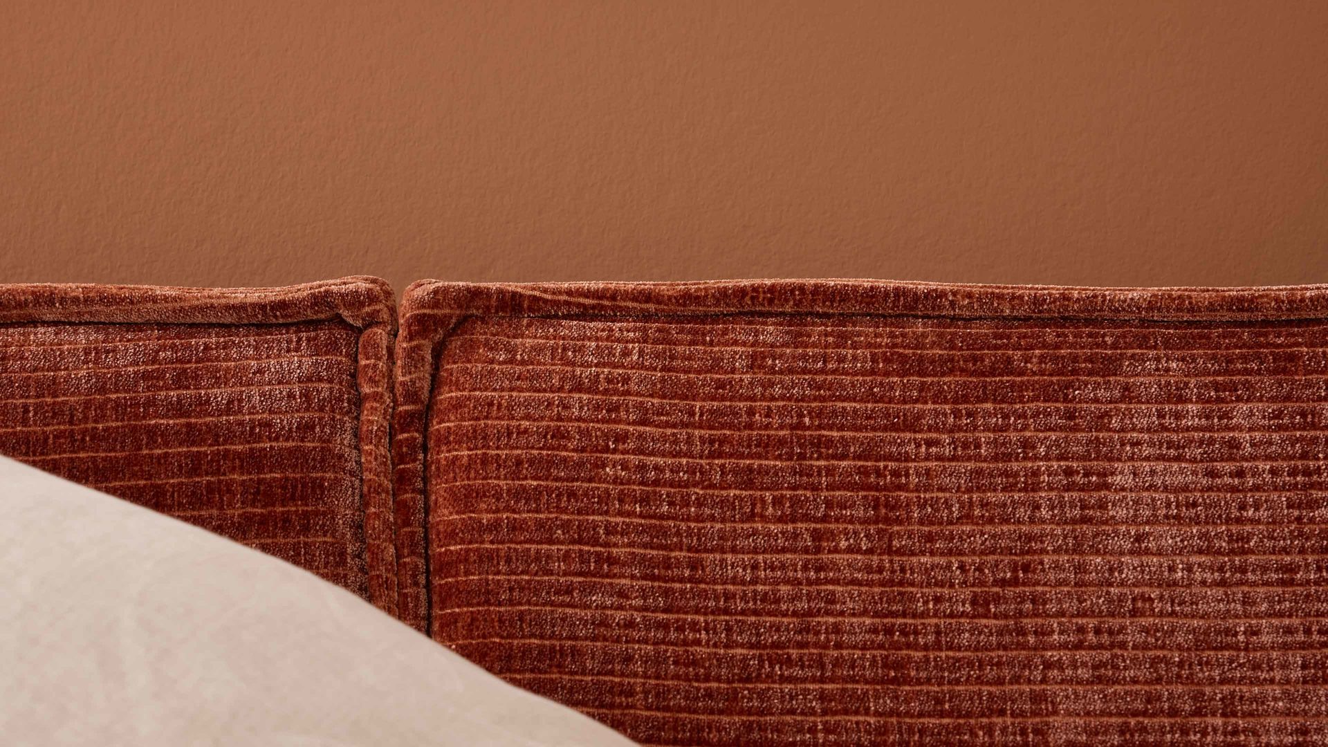 Bettgestell Interliving aus Stoff in Orange Interliving Polsterbett Serie 1417 - Polsterbettgestell rostfarbener Bezug Monty & schwarze Metallfüße 363 - Liegefläche ca. 180 x 200 cm