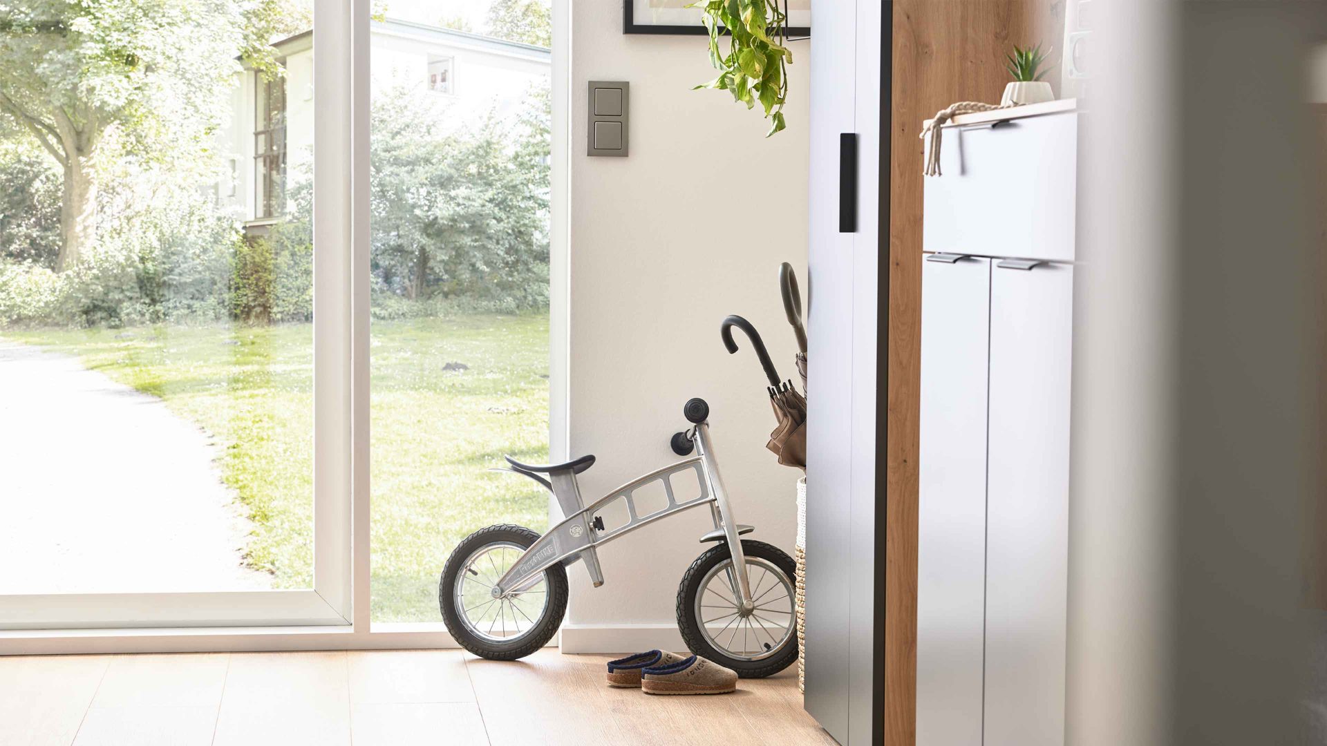 Garderobenschrank Interliving aus Holz in Anthrazit Interliving Garderobe Serie 6012 - Garderobenschrank INL-520 anthrazitfarbener Mattlack & Asteiche - eine Tür, Breite ca. 60 cm