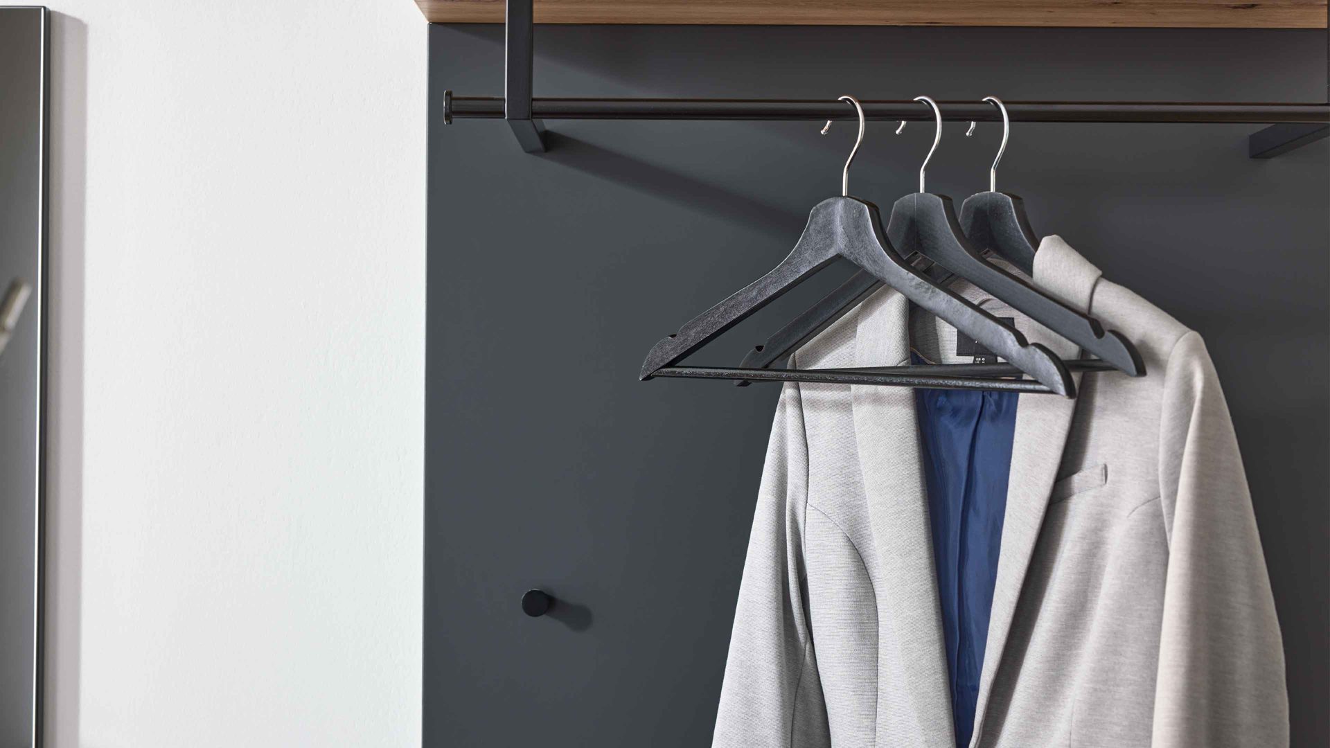 Wandgarderobe Interliving aus Holz in Anthrazit Interliving Garderobe Serie 6012 - Wandgarderobe anthrazitfarbener Mattlack & Asteiche - ca. 80 x 120 cm