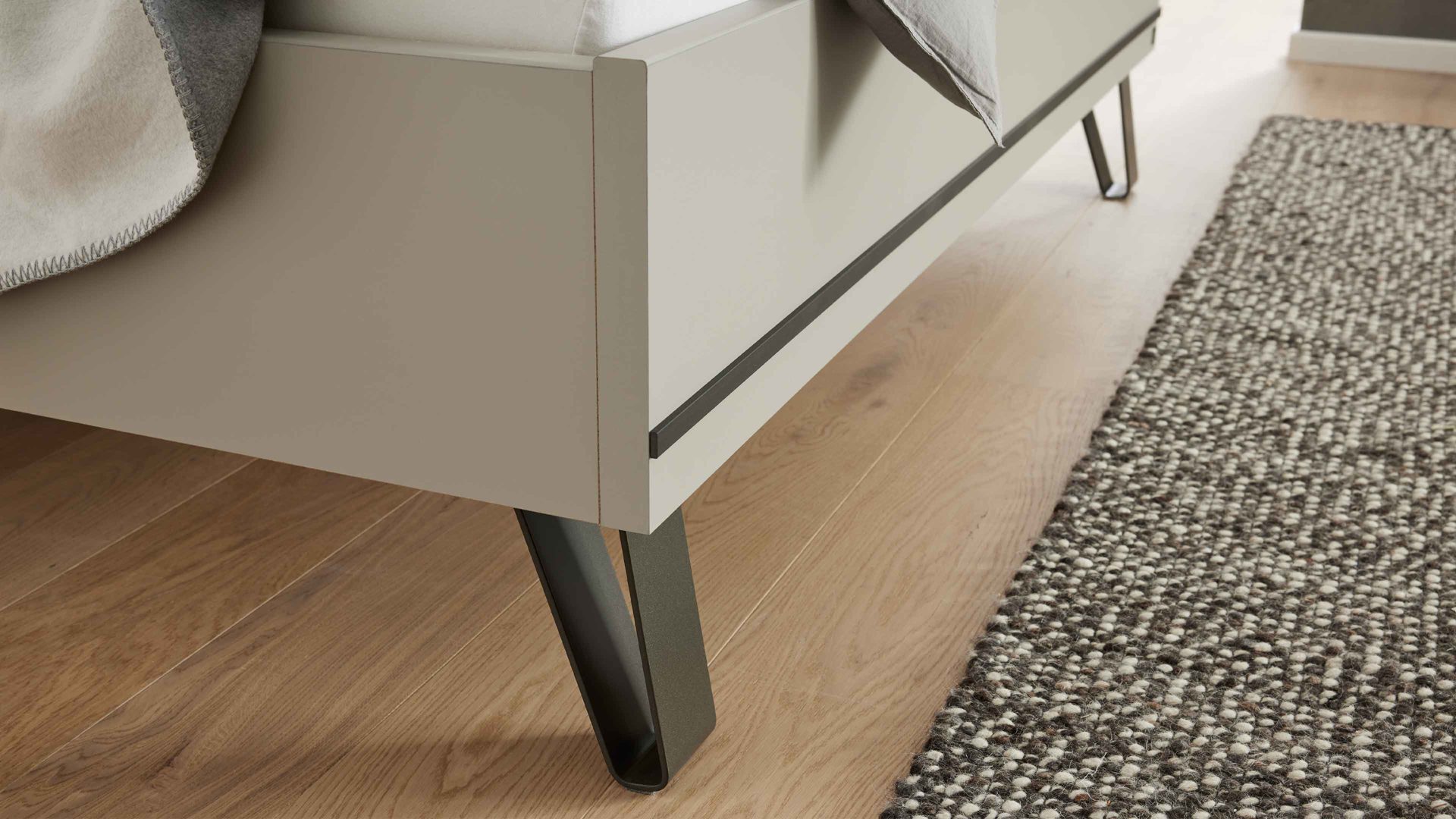 Komplettzimmer Interliving aus Holz in Weiß Interliving Schlafzimmer Serie 1032 – Komplettzimmer mit Wäschekommode Weiß & Kieselgrau - Liegefläche ca. 180 x 200 cm