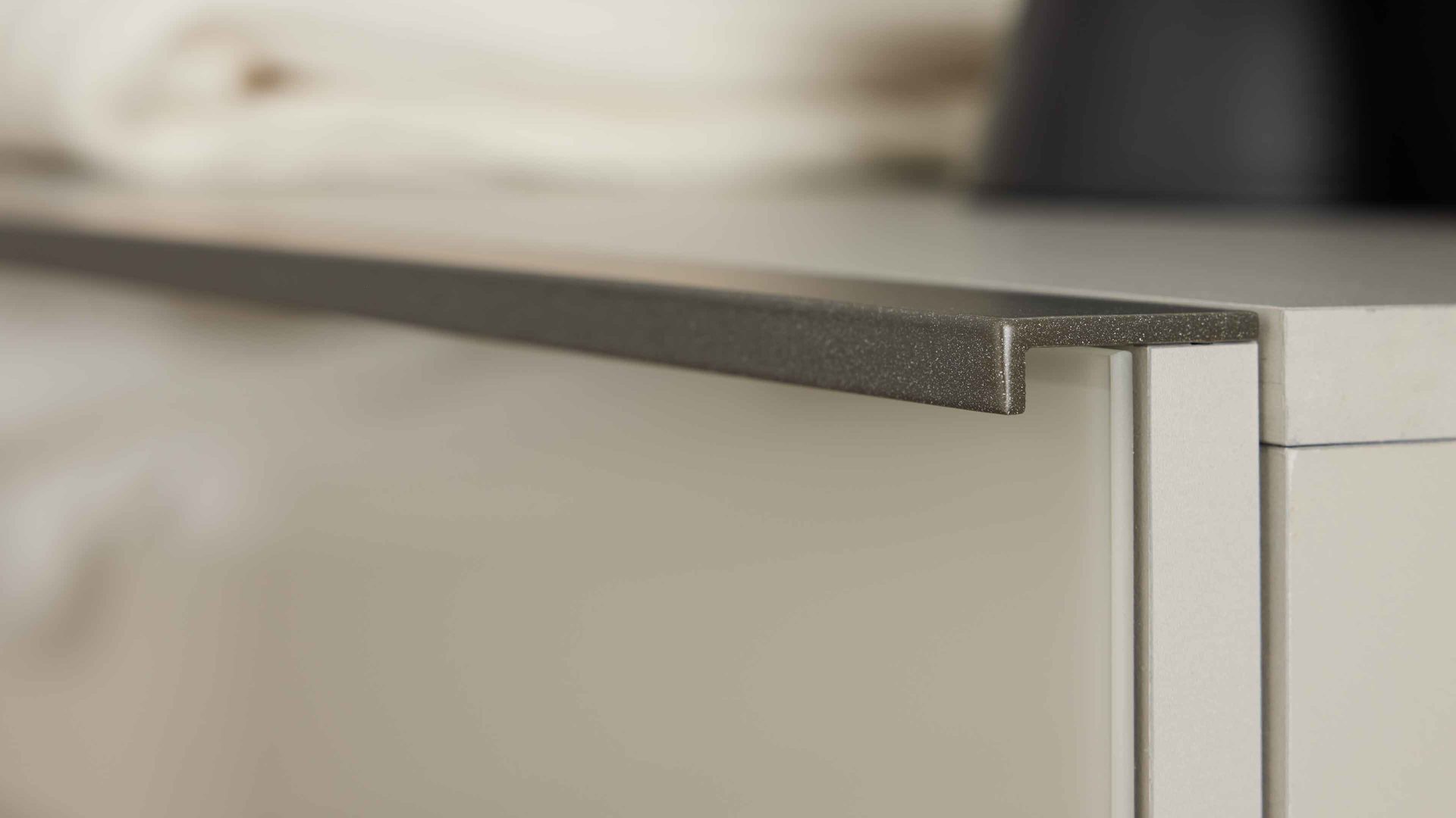 Komplettzimmer Interliving aus Holz in Hellgrau Interliving Schlafzimmer Serie 1032 – Komplettzimmer mit Wäschekommode Kieselgrau & Weiß - Liegefläche ca. 180 x 200 cm