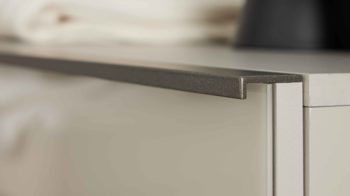 Nachtkommode Interliving aus Holz in Weiß Interliving Schlafzimmer Serie 1032 – Hängekonsolen-Set Weiß & Kieselgrau - zweiteilig