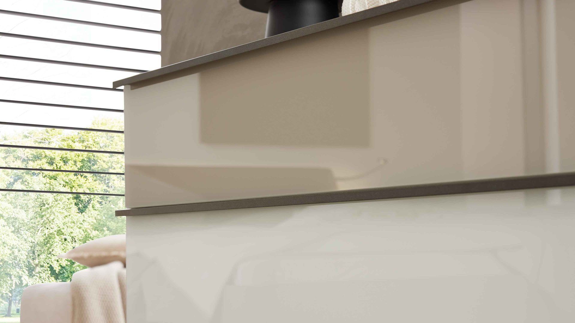 Schubladenkommode Interliving aus Holz in Weiß Interliving Schlafzimmer Serie 1032 – Schubladenkommode Weiß & Kieselgrau - vier Schubladen, Breite ca. 149 cm