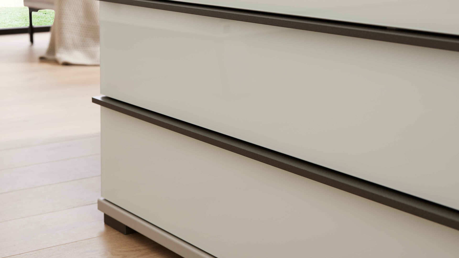 Schubladenkommode Interliving aus Holz in Weiß Interliving Schlafzimmer Serie 1032 – Schubladenkommode Weiß & Kieselgrau - vier Schubladen, Breite ca. 149 cm