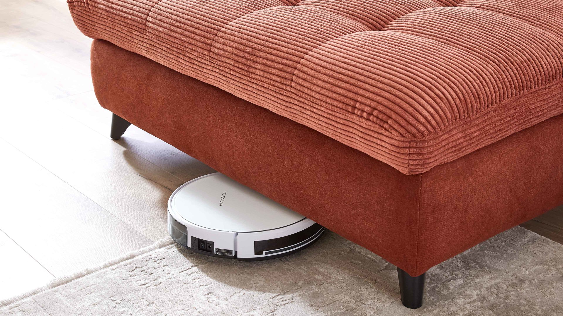 Polsterhocker KAWOO aus Stoff in Orange KAWOO Polstermöbel Santa Rosa - XXL-Polsterhocker kupferfarbene Bezüge Lincoln & Miranda, schwarze Metallfüße - ca. 128 x 68 cm