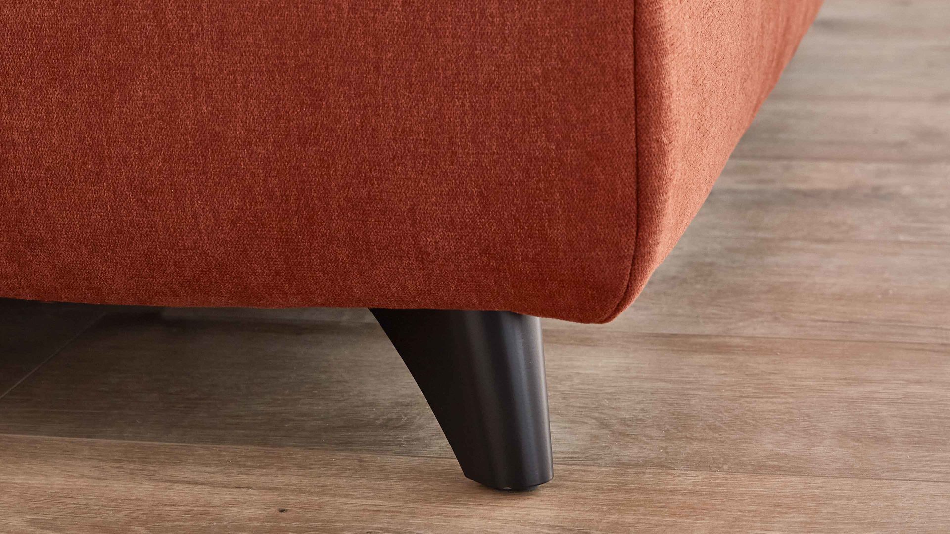 Polsterhocker KAWOO aus Stoff in Orange KAWOO Polstermöbel Santa Rosa - XXL-Polsterhocker kupferfarbene Bezüge Lincoln & Miranda, schwarze Metallfüße - ca. 128 x 68 cm