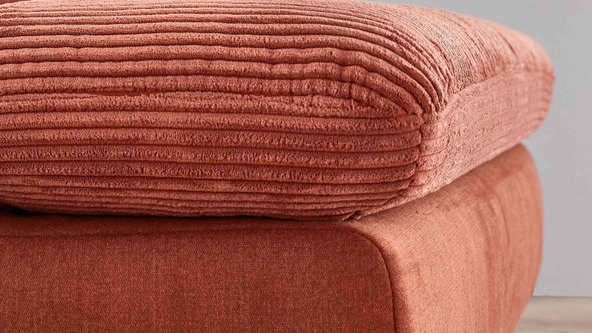 Ecksofa KAWOO aus Stoff in Orange KAWOO Polstermöbel Santa Rosa - Ecksofa kupferfarbene Bezüge Lincoln & Miranda, schwarze Metallfüße - Stellfläche ca.  199 x 307 cm