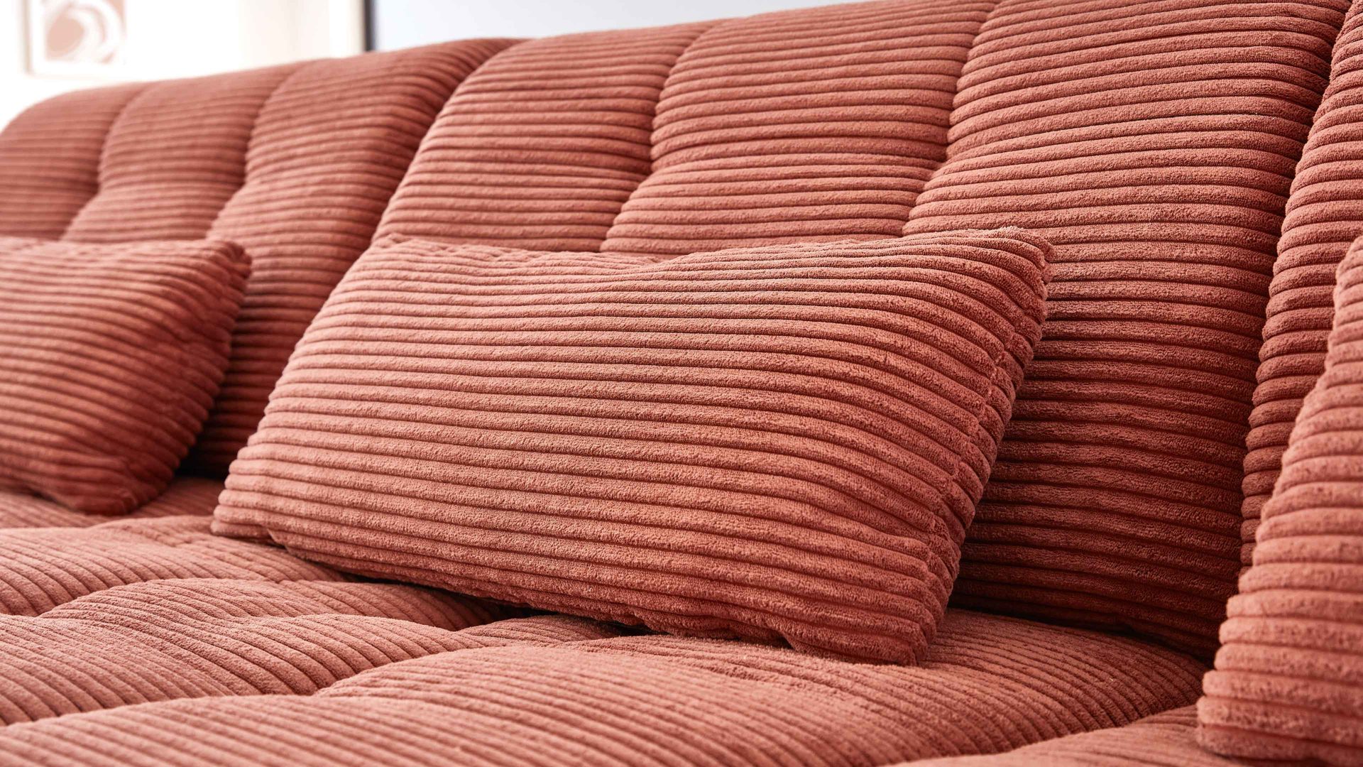 Ecksofa KAWOO aus Stoff in Orange KAWOO Polstermöbel Santa Rosa - Ecksofa kupferfarbene Bezüge Lincoln & Miranda, schwarze Metallfüße - Stellfläche ca.  199 x 307 cm