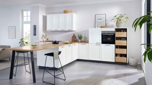 Einbauküche WERT KÜCHE® aus Holz in Weiß WERT KÜCHE® Vida mit Constructa Einbaugeräten Satinweiß & Asteiche - Stellfläche ca. 457 x 300 cm