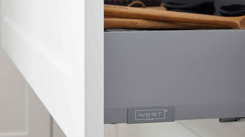 Einbauküche WERT KÜCHE® aus Holz in Weiß WERT KÜCHE® Vida mit Constructa Einbaugeräten Satinweiß & Asteiche - Stellfläche ca. 457 x 300 cm