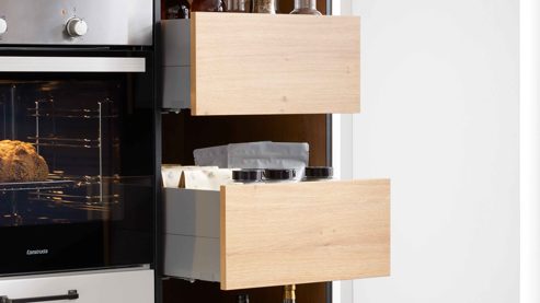 Einbauküche WERT KÜCHE® aus Holz in Weiß WERT KÜCHE® Vivien mit Constructa Einbaugeräten Satinweiß & Asteiche - Stellfläche ca. 457 x 300 cm