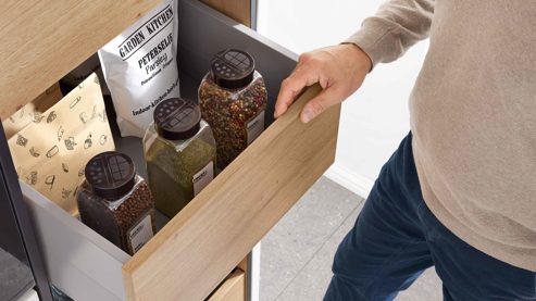 Einbauküche WERT KÜCHE® aus Holz in Weiß WERT KÜCHE® Vida mit Constructa Einbaugeräten Satinweiß & Asteiche - Stellfläche ca. 457 x 300 cm