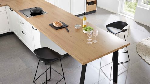 Einbauküche WERT KÜCHE® aus Holz in Weiß WERT KÜCHE® Vida mit Constructa Einbaugeräten Satinweiß & Asteiche - Stellfläche ca. 457 x 300 cm