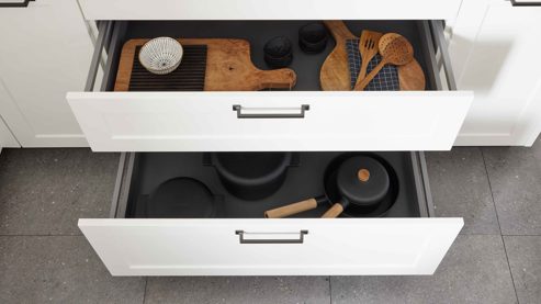 Einbauküche WERT KÜCHE® aus Holz in Weiß WERT KÜCHE® Vivien mit Constructa Einbaugeräten Satinweiß & Asteiche - Stellfläche ca. 457 x 300 cm