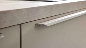 Einbauküche WERT KÜCHE® aus Holz in Grau WERT KÜCHE® Mattea mit Einbaugeräten und großer Kücheninsel Kieselgrau & Nebraska Eiche - zweiteilig