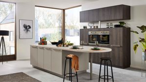 Einbauküche WERT KÜCHE® aus Holz in Grau WERT KÜCHE® Mattea mit Einbaugeräten und großer Kücheninsel Kieselgrau & Nebraska Eiche - zweiteilig