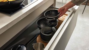 Einbauküche WERT KÜCHE® aus Holz in Grau WERT KÜCHE® Mattea mit Einbaugeräten und großer Kücheninsel Kieselgrau & Nebraska Eiche - zweiteilig