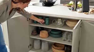 Einbauküche WERT KÜCHE® aus Holz in Grau WERT KÜCHE® Mattea mit privileg Einbaugeräten Kieselgrau & Nebraska Eiche - zweizeilig