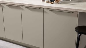 Einbauküche WERT KÜCHE® aus Holz in Grau WERT KÜCHE® Mattea mit Einbaugeräten und großer Kücheninsel Kieselgrau & Nebraska Eiche - zweiteilig