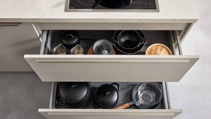 Einbauküche WERT KÜCHE® aus Holz in Grau WERT KÜCHE® Mattea mit Einbaugeräten und großer Kücheninsel Kieselgrau & Nebraska Eiche - zweiteilig