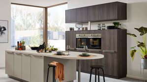 Einbauküche WERT KÜCHE® aus Holz in Grau WERT KÜCHE® Mattea mit Einbaugeräten und großer Kücheninsel Kieselgrau & Nebraska Eiche - zweiteilig