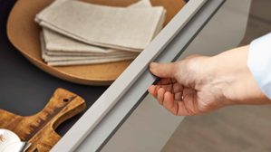 Einbauküche WERT KÜCHE® aus Holz in Grau WERT KÜCHE® Linda mit AEG Einbaugeräten Kieselgrau & Eiche Rillenoptik - Stellfläche ca. 285 x 365 cm