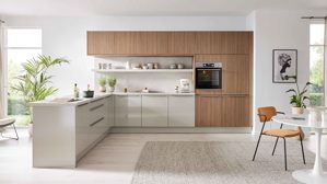 Einbauküche WERT KÜCHE® aus Holz in Grau WERT KÜCHE® Linda mit AEG Einbaugeräten Kieselgrau & Eiche Rillenoptik - Stellfläche ca. 285 x 365 cm