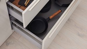 Einbauküche WERT KÜCHE® aus Holz in Grau WERT KÜCHE® Linda mit AEG Einbaugeräten Kieselgrau & Eiche Rillenoptik - Stellfläche ca. 285 x 365 cm